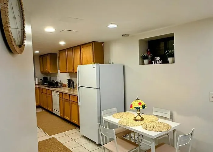 2br Garden In Lakeview Walk To Wrigley Chicago