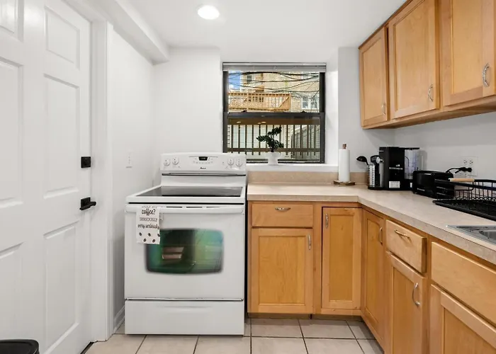 2br Garden In Lakeview Walk To Wrigley * Chicago